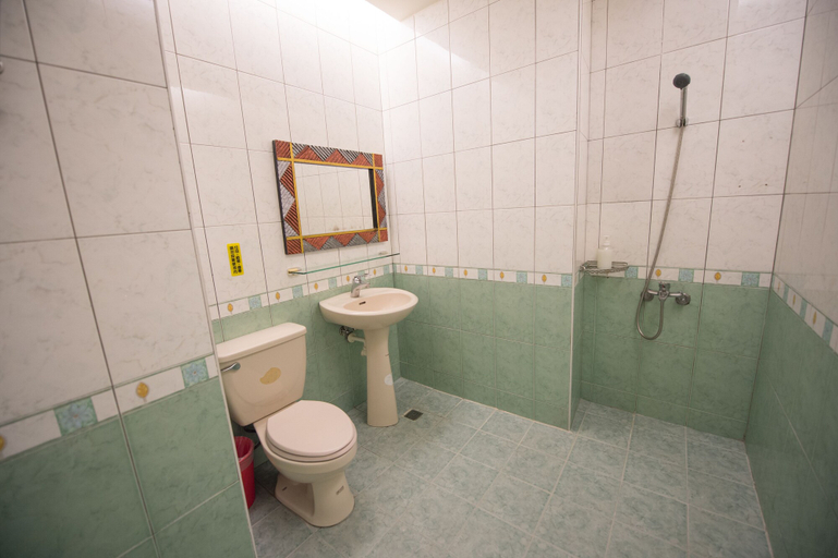 Bathroom 4, Kenting Ding Jia Hotel, Pingtung