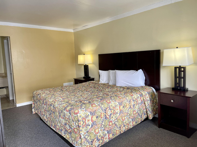 Bedroom 3, Economy Motel, Atlantic