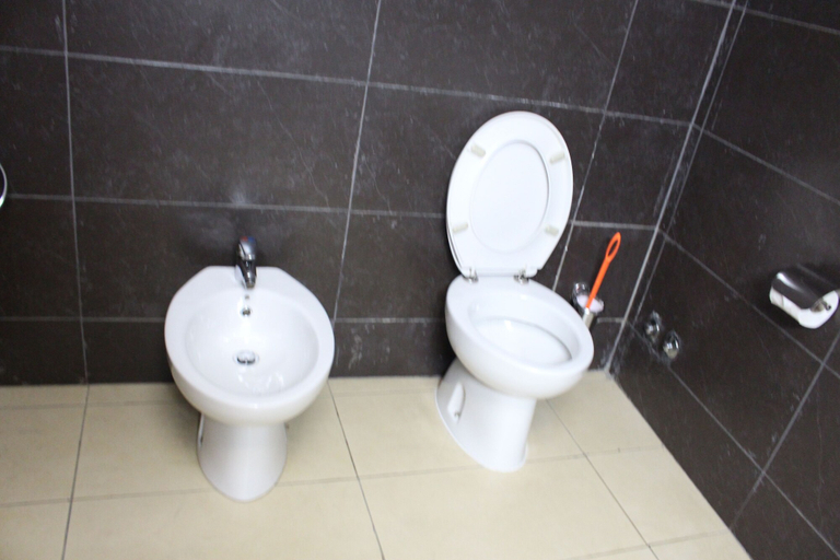 Bathroom 4, Djeuga Palace, Mfoundi