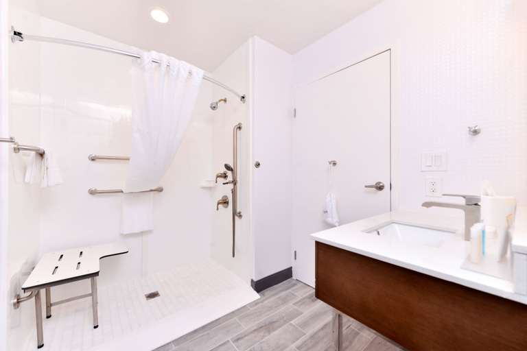 Bathroom 4, Hampton Inn Norfolk/Virginia Beach, Virginia Beach