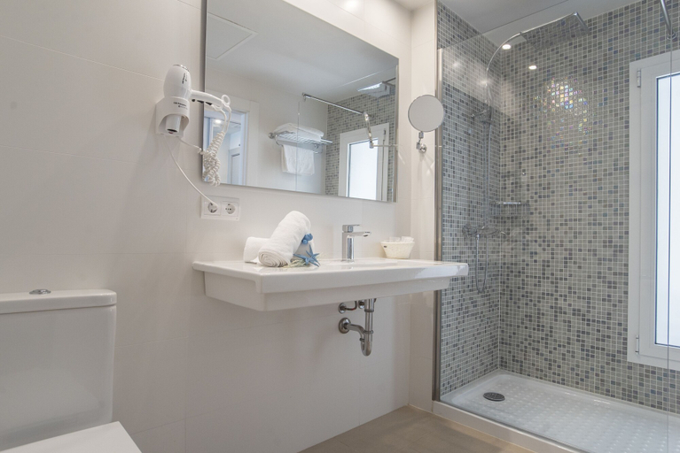 Bathroom 5, Hotel Voramar Formentera, Baleares
