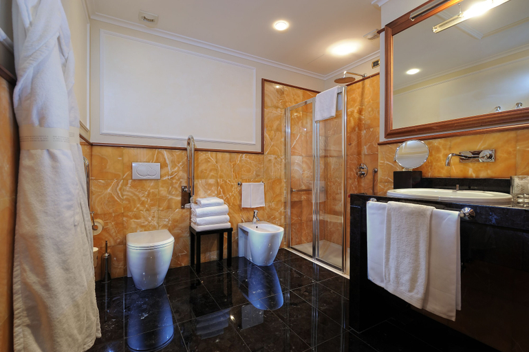 Bathroom 4, Hotel Manzoni, Milano