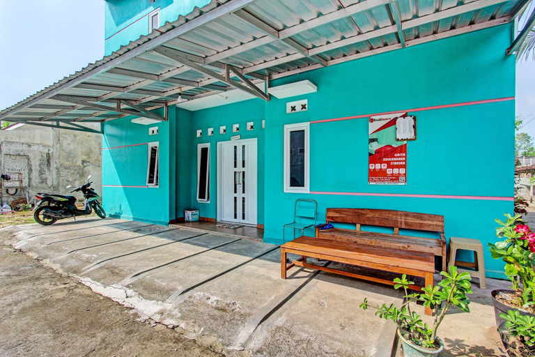 Exterior & Views 1, OYO 92521 Guest House Inayah Syariah, Bantul