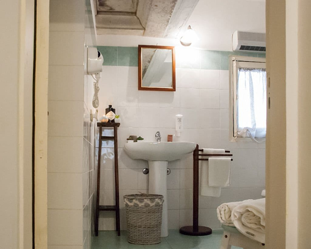 Bathroom 5, Ai Lumi, Trapani