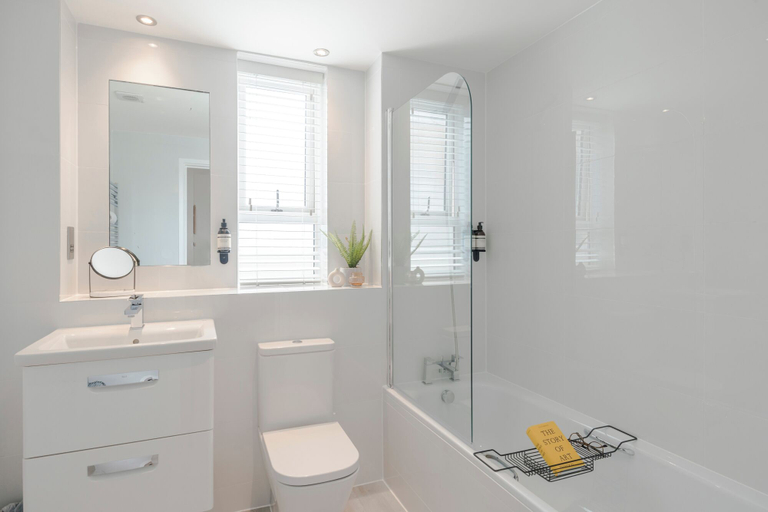 Bathroom 2, Old Kent Road YourApartment, London