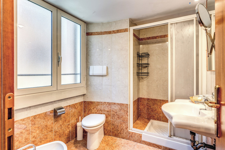 Bathroom 5, Hotel Orlanda, Rome