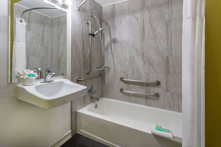 Bathroom 4, Super 8 by Wyndham Conference Center NAU/Downtown, Coconino