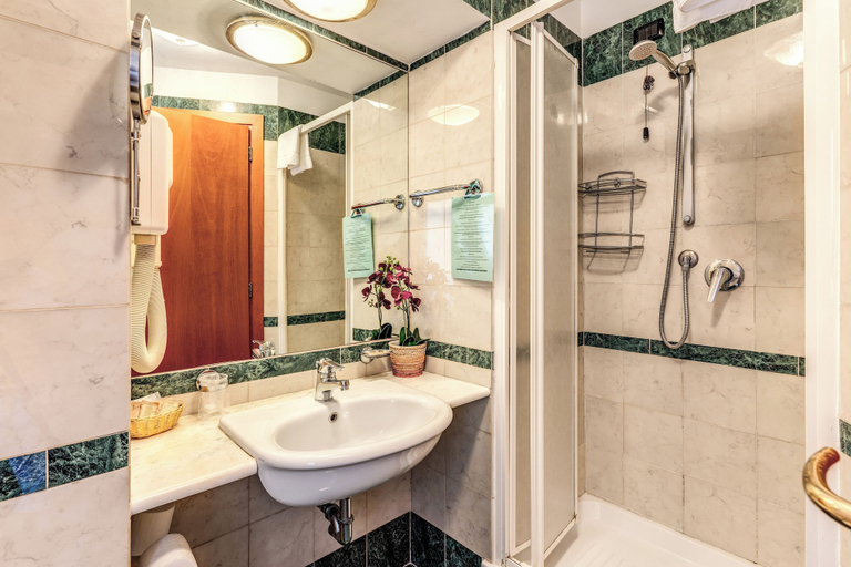 Bathroom 5, Hotel Orlanda, Rome