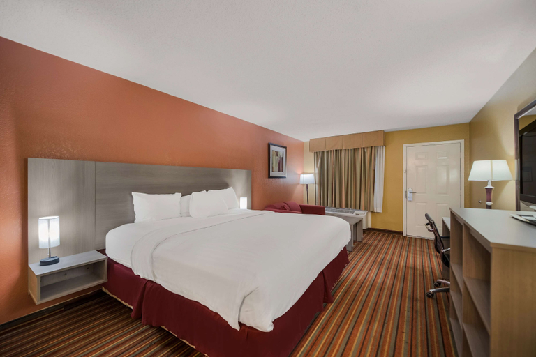 Bedroom 4, SureStay Hotel by Best Western Mt Pleasant, Titus
