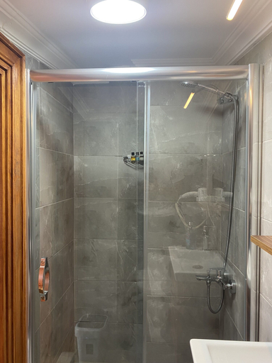 Bathroom 5, Bosphorus Bridge Hotel, Beşiktaş
