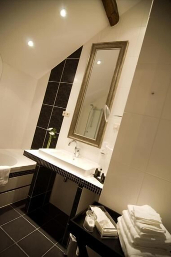 Bathroom 4, Hotel Schinvelder Hoeve, Onderbanken