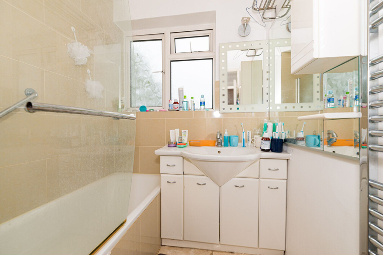 Bathroom, Forest View Bright Apartment, London