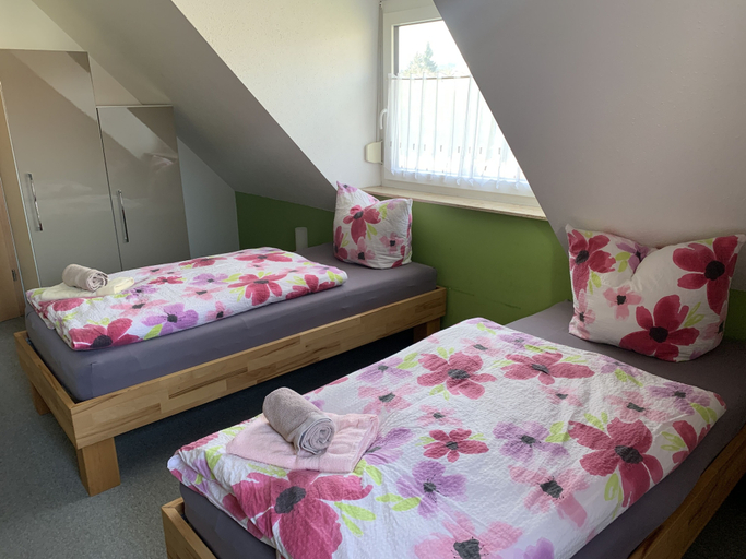 Bedroom 2, Ferienwohnung Gartenblick, Ostalbkreis