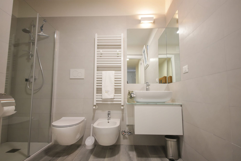 Bathroom 4, Villa Cavuzzi, Bari
