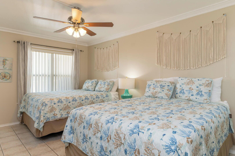 Bedroom 2, Walk to Beach From Beautiful one Bedroom Condo!, Cameron