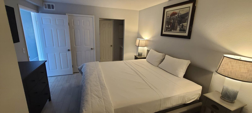 The Summit 220, Bay