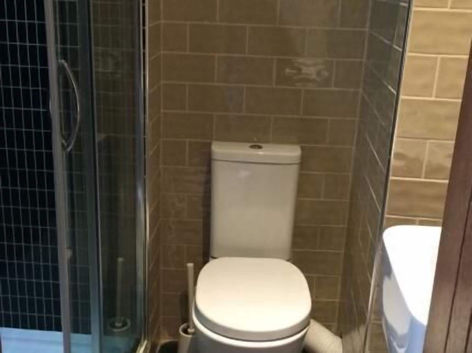 Bathroom 4, Crystal Lodge Hotel, London