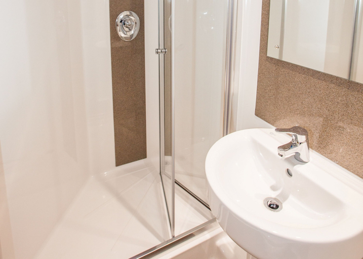 Bathroom 5, Willow Court - Hostel, Stirling