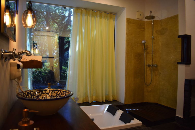 Bathroom 4, Paatlidun Safari Lodge, Almora