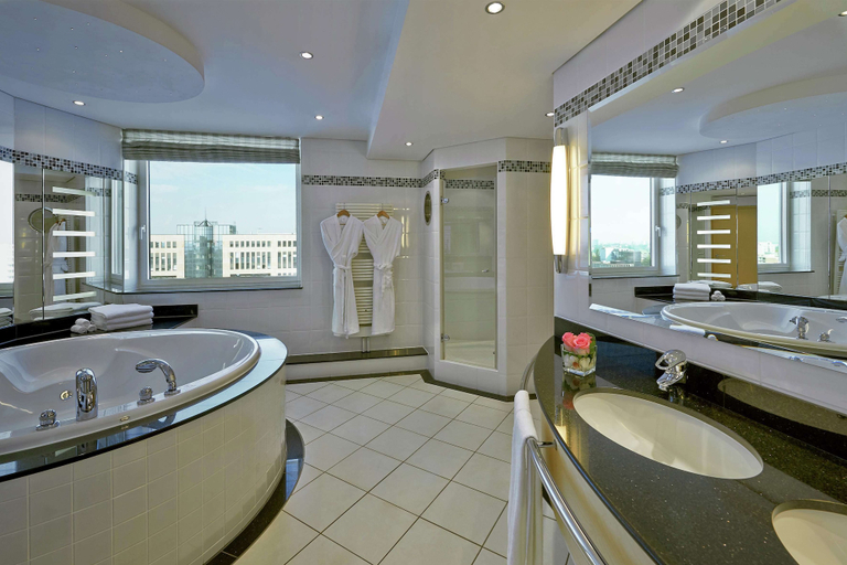 Bathroom 5, Hilton Düsseldorf, Düsseldorf