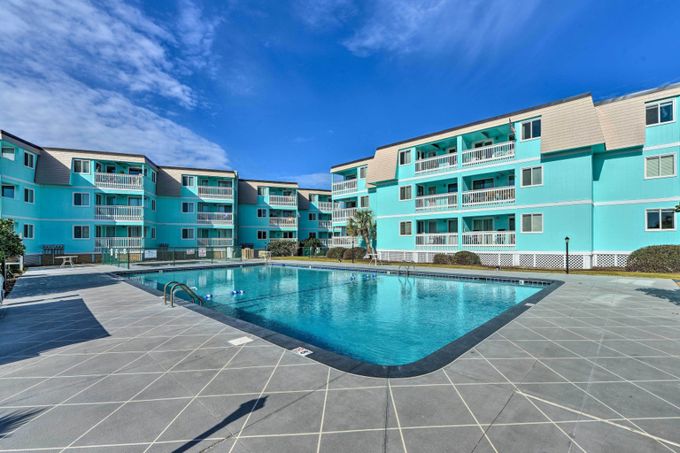 Sport & Beauty, Walk to Beach: Ocean-View Atlantic Beach Condo!, Carteret