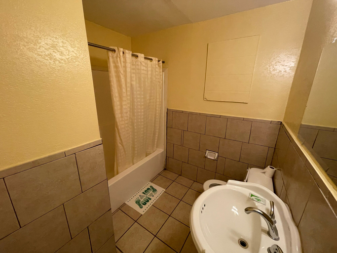 Bathroom 3, Royal Palms Motel & RV Park, Orleans
