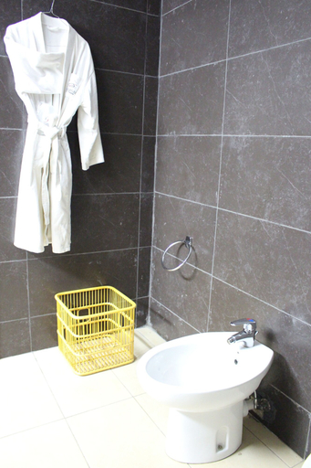 Bathroom 4, Djeuga Palace, Mfoundi