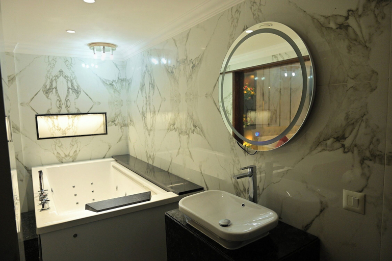Bathroom 3, Hotel Golden Riviera, Mysore