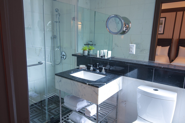 Bathroom 4, The Iroquois Times Square, a Small Luxury Hotel, New York