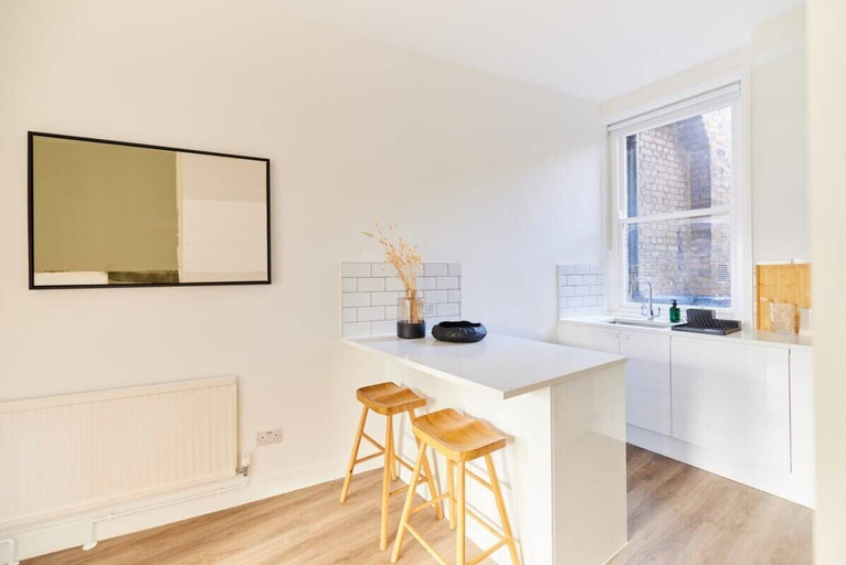 Others 5, The Fulham Escape - Alluring 5BDR Flat, London