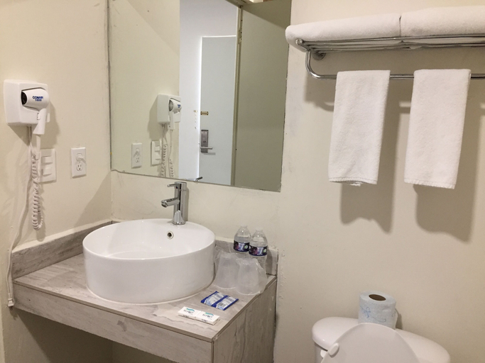 Bathroom 5, Capital Hotel, Monclova