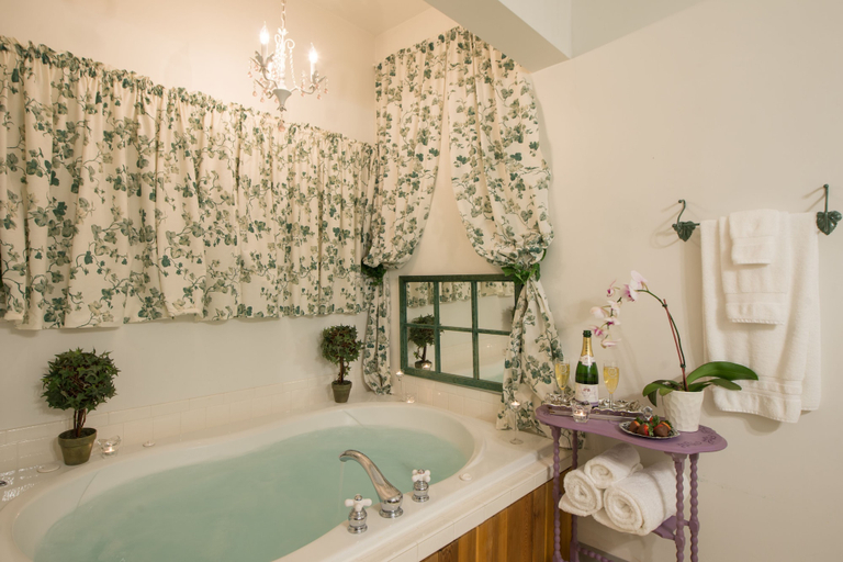 Bathroom 4, Sutherland House Victorian Bed & Breakfast, Ontario