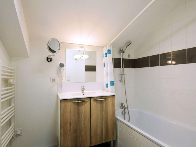 Bathroom, Retreat Steps from Ski Lifts, Isère