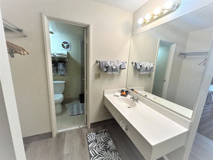Bathroom 4, FairBridge Extended Stay – a Kitchenette Hotel, Bonneville