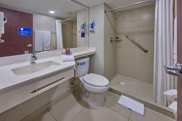 Bathroom 4, City Express by Marriott Querétaro Juríca, Querétaro
