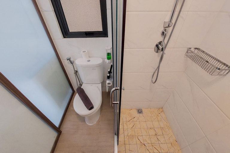 Bathroom 2, Comfrot 2Br At Sky House Bsd Apartment, South Tangerang