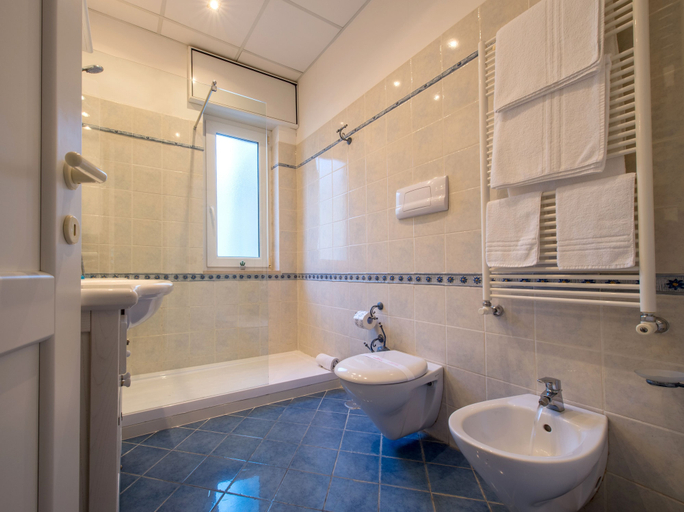 Bathroom 5, Casa Matilde, Napoli