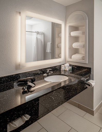 Bathroom 5, Holiday Inn Express & Suites PIKEVILLE, Pike