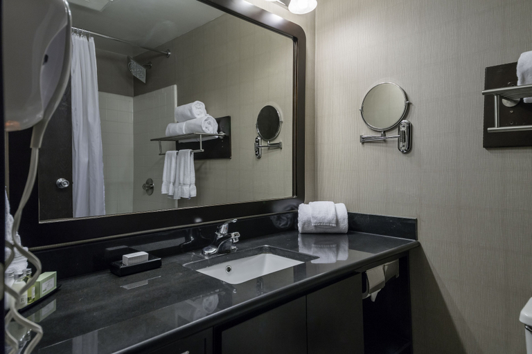 Bathroom 5, Causeway Bay Hotel, Ingham