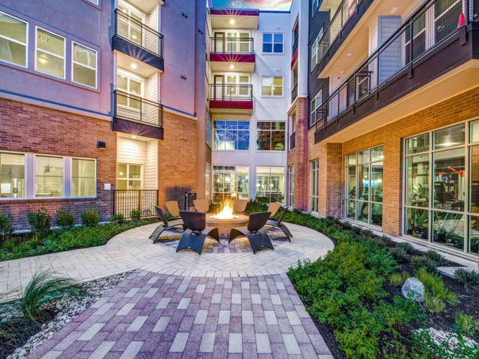 Room 4, Vibrant 1BR King Suite Close to Downtown w Fast Wifi, Travis