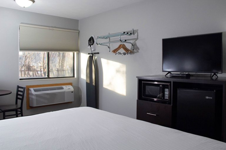 Bedroom 3, New Victorian Inn & Suites-Norfolk, Madison