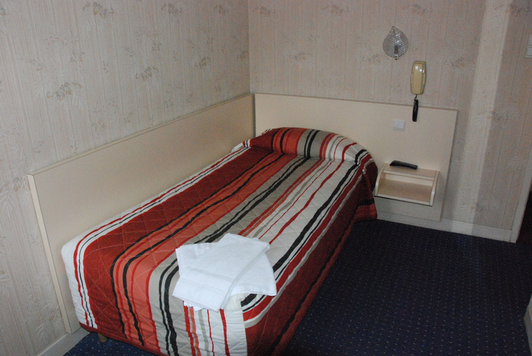 Bedroom 2, Hotel Acropolis, Hautes-Pyrénées