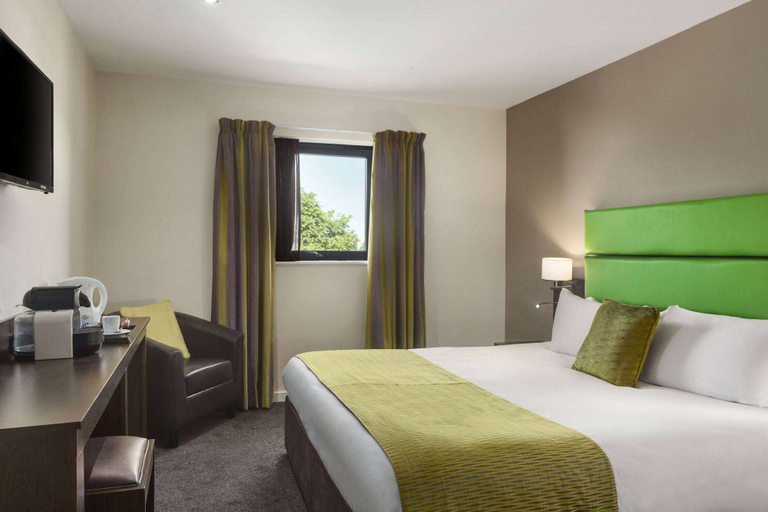 Bedroom 2, Redwings Lodges Birmingham, Sandwell