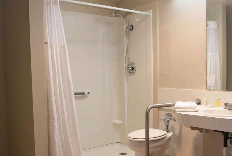 Bathroom 5, Days Inn by Wyndham Waynesboro, Waynesboro