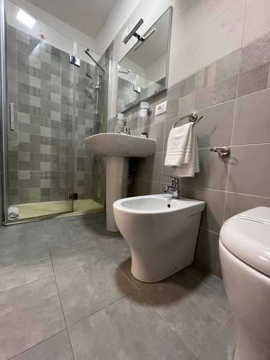 Bathroom 4, 38 Aira Hotels, Palermo