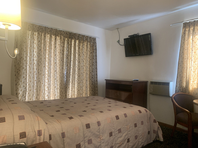 Bedroom, River Inn Motel, McHenry