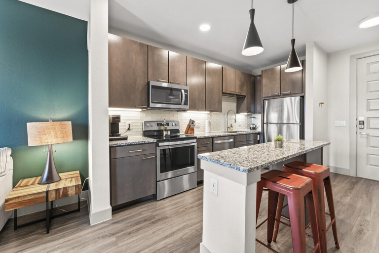 Room 2, Vibrant 1BR King Suite Close to Downtown w Fast Wifi, Travis