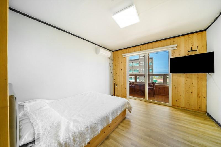 Bedroom 2, Goseong Hayanpado Pension, Goseong