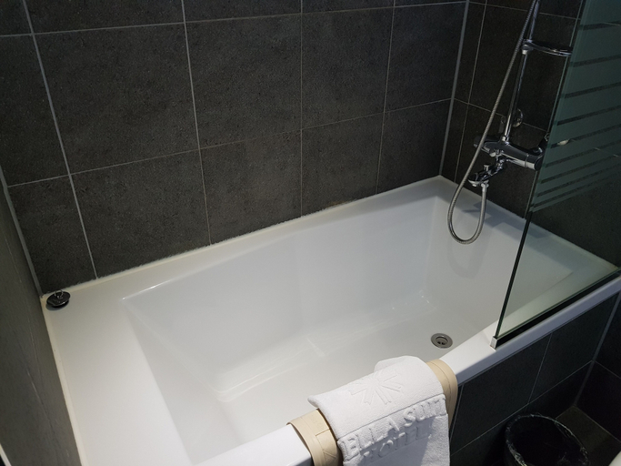 Bathroom 3, Hotel Vella Suite Suwon, Suwon