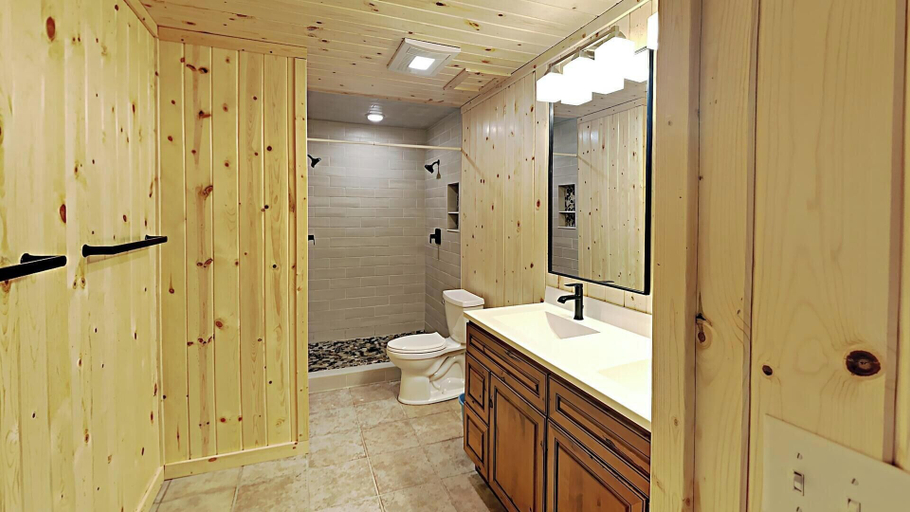 Bathroom, Seven Oaks, Sawyer